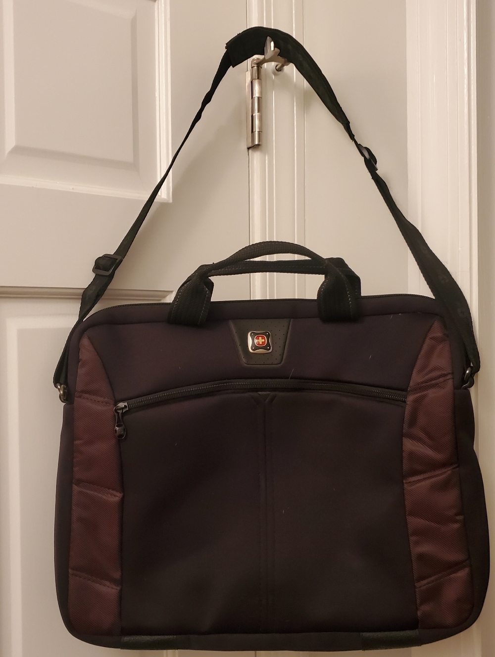 Swiss Gear Sherpa Slim Bag Messenger Laptop Bag. Black & Burgundy